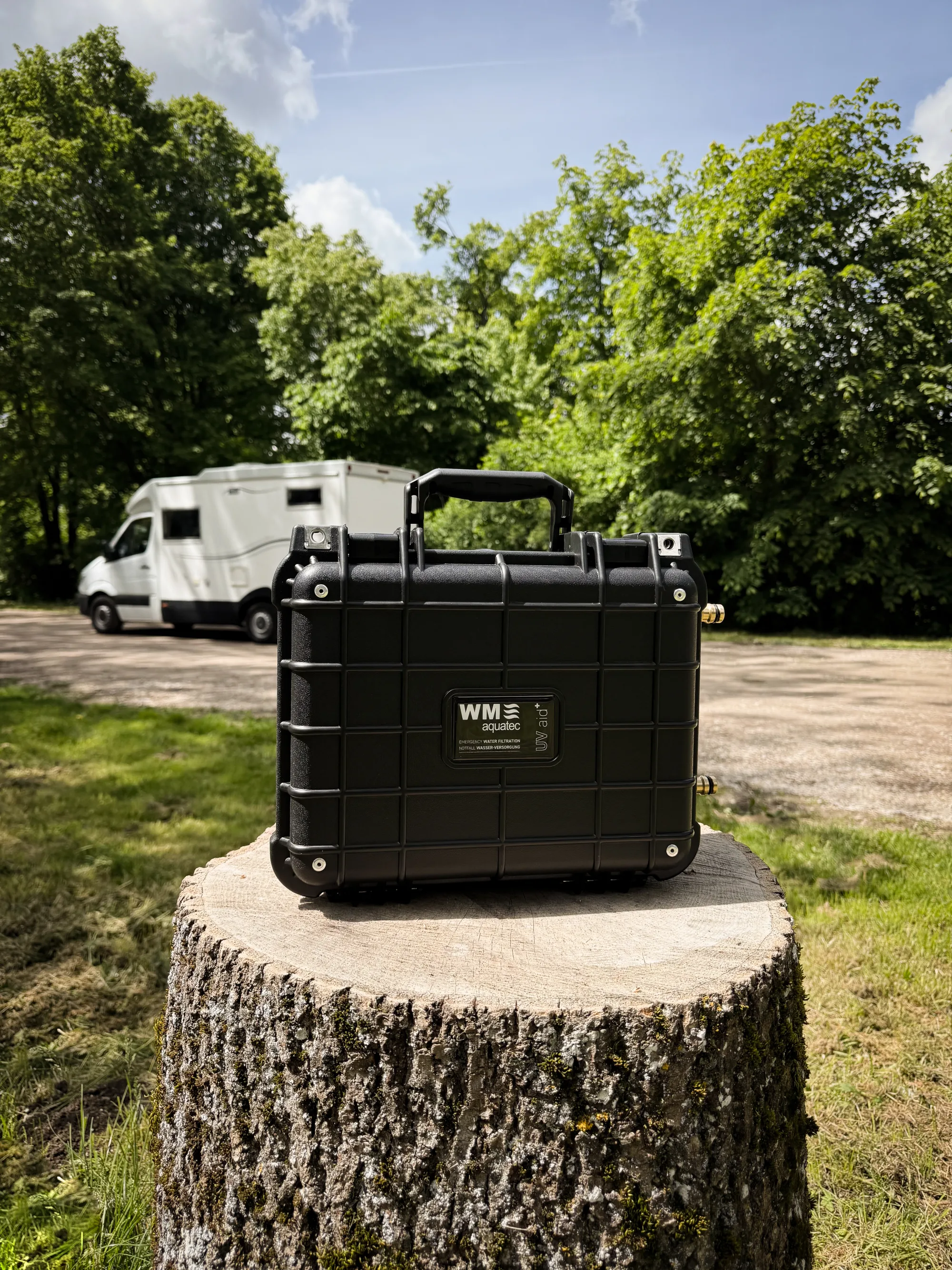 UV-aid⁺ Koffer vor Wohnmobil – mobile Wasseraufbereitung